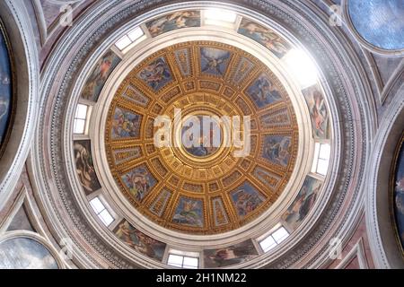 La cupola nella Cappella Chigi disegnata da Raffaello, pittura della storia di creazione di Francesco Salviati nella chiesa di Santa Maria del Popolo, Roma, Italia Foto Stock