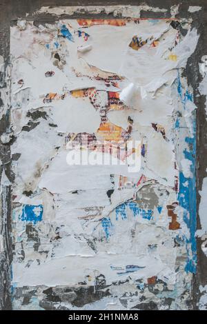 Vecchio sfondo grunge strappato. Vintage. Parete con carta multicolore strappata. Foto Stock