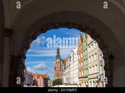 Gdansk, Polonia - 6 settembre 2020: Le facciate delle restaurate case patrizie Gdańsk nel lungo mercato Foto Stock