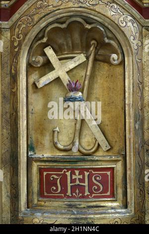 Tabernacolo sull'altare maggiore nella chiesa parrocchiale di San Leopoldo Mandico a Orehovica, Croazia Foto Stock