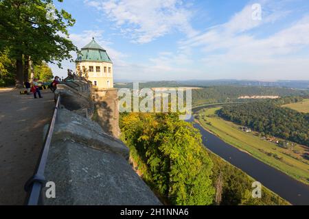 Königstein, Germania - 24 settembre 2020 : Fortezza medievale di Königstein, situata su una collina rocciosa sopra il fiume Elba, in Svizzera sassone. È uno Foto Stock