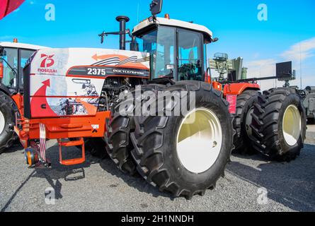 Rostov-on-Don, Russia - 28 agosto 2020: Trattore Rostselmash-2375 alla fiera agricola Foto Stock