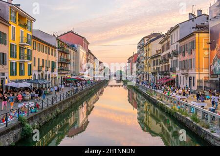 Milano, Italia - 12 giugno 2017: Vista dell'affollato quartiere Naviglio Grande di Milano Foto Stock