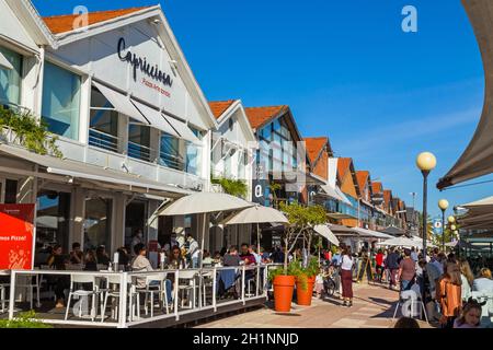 Lisbona, Portogallo - 31 ottobre 2020: Persone che camminano e si siedono nel ristorante all'aperto sulla strada nel centro di Lisbona, Portogallo. Foto Stock