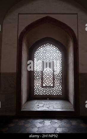 Intricati intarsi di finestra di pietra grill presso la tomba di Humayun, costruito da Hamida Banu iniziata nel 1565-72, Delhi, India Foto Stock