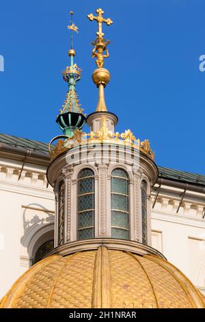 Cracovia, Polonia - 10 gennaio 2021 : Cattedrale di Wawel del XI secolo, luogo di incoronazione dei re polacchi sulla collina di Wawel, cupola d'oro della Cappella di Sigismund Foto Stock