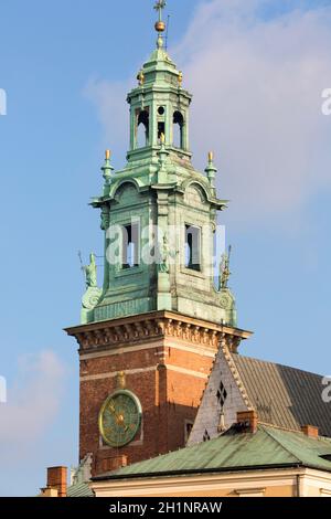 Cracovia, Polonia - 10 gennaio 2021 : Cattedrale di Wawel del XI secolo, luogo di incoronazione dei re polacchi sulla collina di Wawel. Vista sulla Torre dell'Orologio Foto Stock