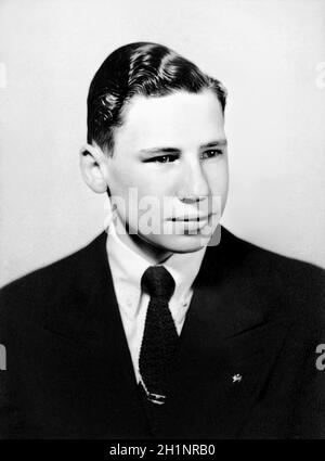 1943 , USA : il celebre attore e regista americano MEL BROOKS ( nato il 28 giugno 1926 ) quando era un ragazzo di 17 anni . Fotografo sconosciuto .- STORIA - FOTO STORICHE - ATTORE - FILM - CINEMA - personalità da bambino bambini da giovane ragazzi - ADOLESCENTE - RAGAZZO - personalità quando era giovane - INFANZIA - INFANZIA - BAMBINI - bambini - registrati - cravatta - cravatta - colletto - colletto - RITRATTO - RITRATTO --- ARCHIVIO GBB Foto Stock