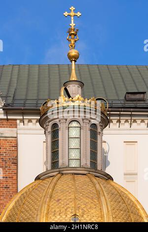 Cracovia, Polonia - 10 gennaio 2021 : Cattedrale di Wawel del XI secolo, luogo di incoronazione dei re polacchi sulla collina di Wawel, cupola d'oro della Cappella di Sigismund Foto Stock