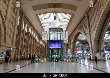 Lipsia, Germania - 19 agosto 2020: Stazione ferroviaria principale di Lipsia Hauptbahnhof Hbf Deutsche Bahn DB hall ovest in Germania. Foto Stock