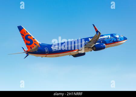 Phoenix, Arizona - 8 aprile 2019: Aereo Sun Country Boeing 737-800 all'aeroporto di Phoenix (PHX) in Arizona. Boeing è un produttore americano di aeromobili Foto Stock