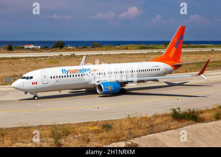 Rodi, Grecia - 12 settembre 2018: Sunwing Boeing 737-800 aereo all'aeroporto di Rodi (RHO) in Grecia. Boeing è un produttore americano di aeromobili He Foto Stock