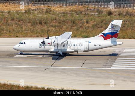 Rodi, Grecia - 13 settembre 2018: Aereo Sky Express ATR 42-500 all'aeroporto di Rodi (RHO) in Grecia. Foto Stock