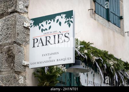 ESPELETTE, FRANCIA - CIRCA 2021 GENNAIO: Paries segno fuori negozio. Il Paries è un produttore di cioccolato, pasticceria, gelato e dolciumi del Bas francese Foto Stock