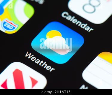 BAYONNE, FRANCIA - CIRCA GENNAIO 2021: Icona dell'applicazione meteo sullo schermo di Apple iPhone Foto Stock