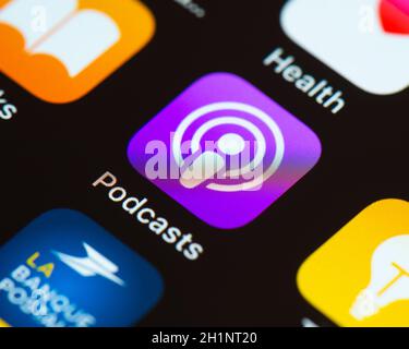 BAYONNE, FRANCIA - CIRCA GENNAIO 2021: Icona dell'applicazione Podcast sullo schermo di Apple iPhone. Foto Stock