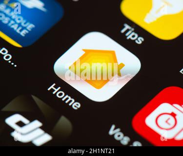 BAYONNE, FRANCIA - CIRCA GENNAIO 2021: Icona dell'app Home sullo schermo di Apple iPhone. Foto Stock