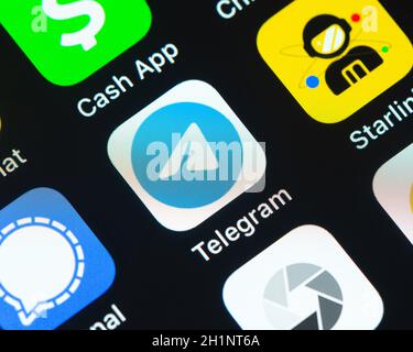 BAYONNE, FRANCIA - CIRCA GENNAIO 2021: Icona applicazione telegramma sullo schermo di Apple iPhone. Il telegramma è un software di messaggistica istantanea basato su cloud e le applicazioni Foto Stock