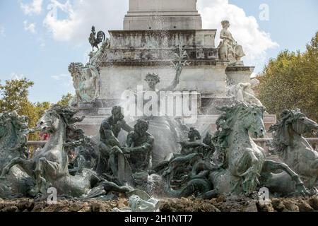 Bordeaux, Francia - 9 Settembre 2018: Esplanade des Quinconces, la fontana del monumento aux in Girondins Bordeaux. Francia Foto Stock