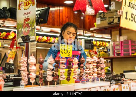 Barcellona, Spagna - 5 Dicembre 2016: il fornitore vende caramelle a Santa Catarina Mercato, situato nel quartiere di Sant Pere ed è il più antico cove Foto Stock