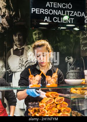 Barcellona, Spagna - 5 Dicembre 2016: il fornitore vende caramelle a Santa Catarina Mercato in Barcellona, Spagna. L'iscrizione sulla parete - Personalizzato Foto Stock