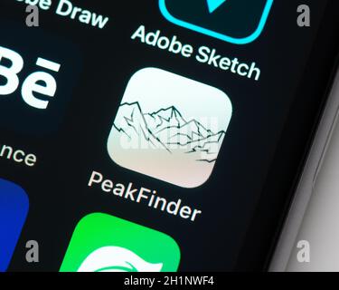 BAYONNE, FRANCIA - CIRCA GENNAIO 2021: Icona dell'app PeakFinder sullo schermo di Apple iPhone. Foto Stock