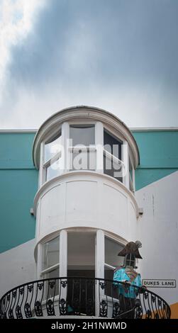 Un balcone con una statua di Lord Horatio Nelson e. Cartello Dukes Lane Foto Stock