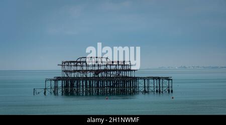 Resti bruciati del molo ovest di Brighton, East Sussex, Regno Unito Foto Stock