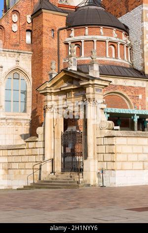 Cracovia, Polonia - 10 gennaio 2021 : Cattedrale di Wawel del XI secolo, luogo di incoronazione dei re polacchi sulla collina di Wawel. Foto Stock