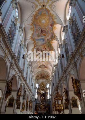 Vista lungo la navata con soffitto fresco, Pulpit, e altare maggiore - Monaco Foto Stock