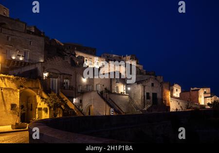 Paesaggio notturno dei Sassi di Matera un quartiere storico nella città di Matera ben noto per le loro antiche abitazioni rupestri. Basilicata. Italia Foto Stock