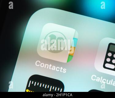 BAYONNE, FRANCIA - CIRCA GENNAIO 2021: Icona dell'applicazione Contatti sullo schermo di Apple iPhone. Foto Stock