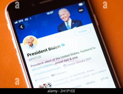 BAYONNE, FRANCIA - 20 GENNAIO 2021: Il Presidente Joe Biden account Twitter ufficiale il giorno in cui è giurato come il 46 ° presidente degli Stati Uniti. Foto Stock