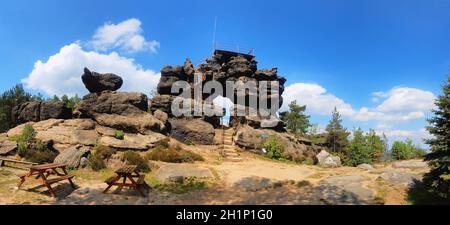 Der Berg Töpfer im Zittauer Gebirge - la montagna Toepfer in Zittau Mountains, primavera Foto Stock