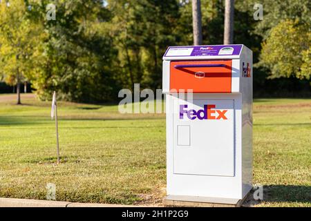 Brandon, MS - 6 ottobre 2021: FedEx Drop Box vicino ad altre caselle postali Foto Stock