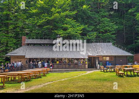 Plitvicka Jezera, Croazia, luglio 2019 turisti in fila per acquistare cibo in ristorante di legno nel Parco Nazionale dei Laghi di Plitvice Patrimonio Mondiale dell'UNESCO Foto Stock