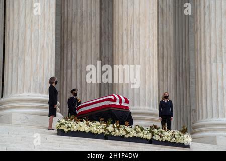 Washington, DC, USA / 9/24/2020: La scriglia di Ruth Bader Guinsburg si trova sui gradini del Palazzo di Corte supremo, drappeggiato da una bandiera americana e fiancheggiata Foto Stock