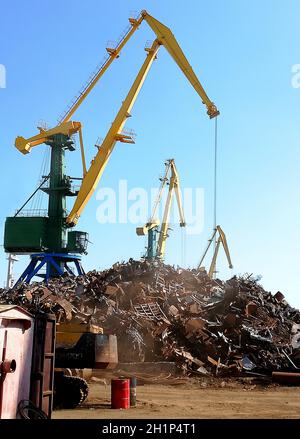 Rottami di metallo gru con un sacco di metallo in seaport Foto Stock