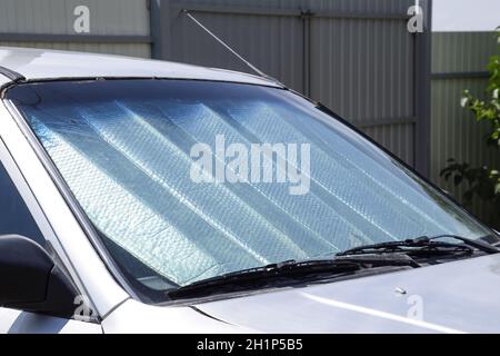 Sun riflettore parabrezza. Protezione del pannello di auto dalla luce diretta del sole Foto Stock