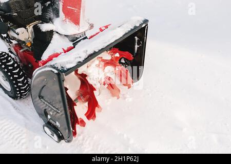 Macchina spazzaneve rosso-nero in corso di lavoro. Foto di alta qualità Foto Stock