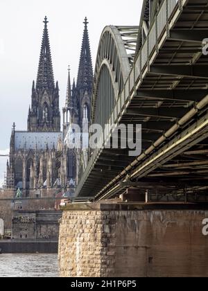 Hohenzollernbrücke und Kölner Dom visto dalla riva destra del Reno - Colonia Foto Stock