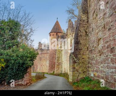 Scenario serale intorno al castello di Wertheim nella Germania meridionale Foto Stock