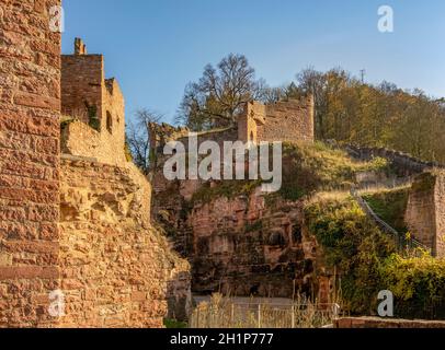 Scenario serale intorno al castello di Wertheim nella Germania meridionale Foto Stock