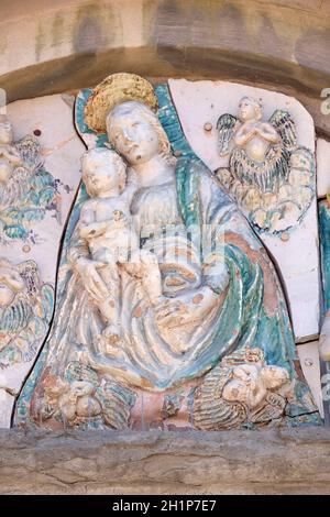 Vergine Maria con il Bambino Gesù sul portale della chiesa di San Giuseppe a Lucca, Italia Foto Stock