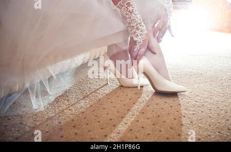 Abiti senza peso al matrimonio, scarpe scarpe bianche. Foto Stock