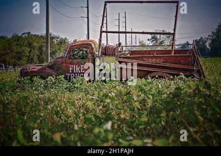 Un furgone americano Lafrance degli anni '40 si trova in un campo sull'autostrada 98, 16 ottobre 2021, a Fairhope, Alabama. Foto Stock