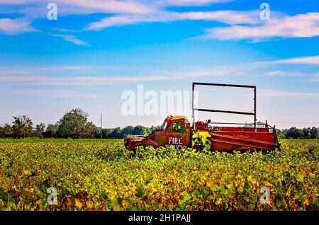 Un furgone americano Lafrance degli anni '40 si trova in un campo sull'autostrada 98, 16 ottobre 2021, a Fairhope, Alabama. Foto Stock