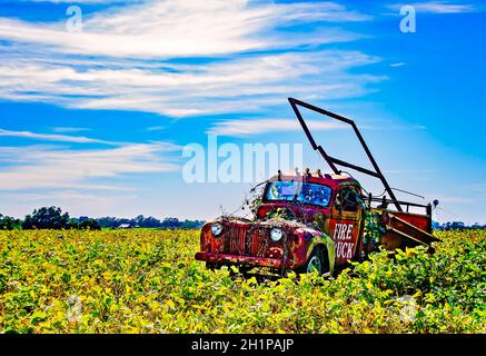 Un furgone americano Lafrance degli anni '40 si trova in un campo sull'autostrada 98, 16 ottobre 2021, a Fairhope, Alabama. Foto Stock