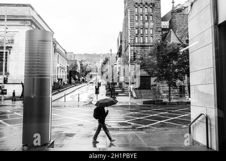 I pedoni passeggiano in una giornata bagnata dalla pioggia su Sherbrooke Street a Montreal, Quebec, Canada, vicino al Museo di Belle Arti di Montreal Foto Stock