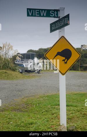 Segnale di attenzione dalla presenza del kiwi. Oban. Stewart Island. Nuova Zelanda. Foto Stock